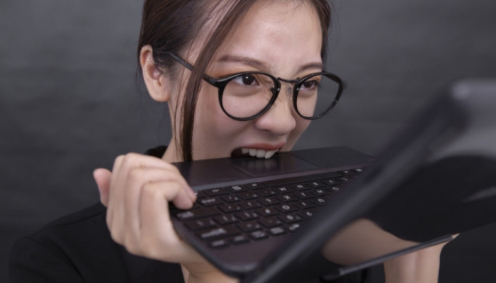 パソコンを噛む女性